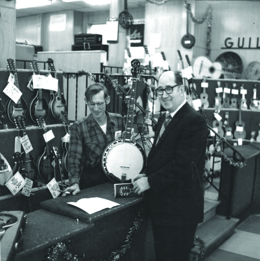 Wilbur Marker, discussing the new RB-250 with Artrhur’s banjo tech Frank Beech.