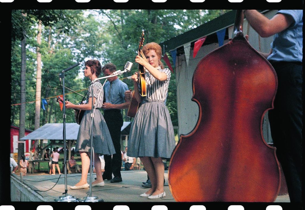 Roni & Donna Stoneman perform on stage