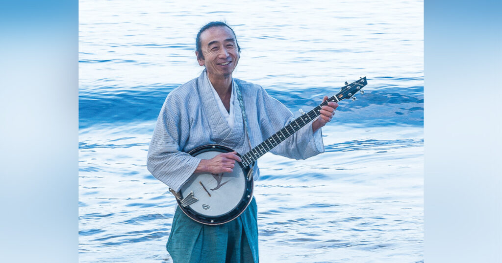 After 15 years, Montz Matsumoto (Montz) has released a new recording titled Missing Home. Who is Montz? He is one of the premier banjo players in Australia. Missing Home is an eclectic mix of Montz originals, old-time and bluegrass standards, and Irish-flavored tunes. For example, Montz plays “Jerusalem Ridge” with his Nechville LC banjo in open E tuning while staying true to the Monroe melody. The title cut “Missing Home” features a wonderful flute accompaniment that follows the melody line beautifully.