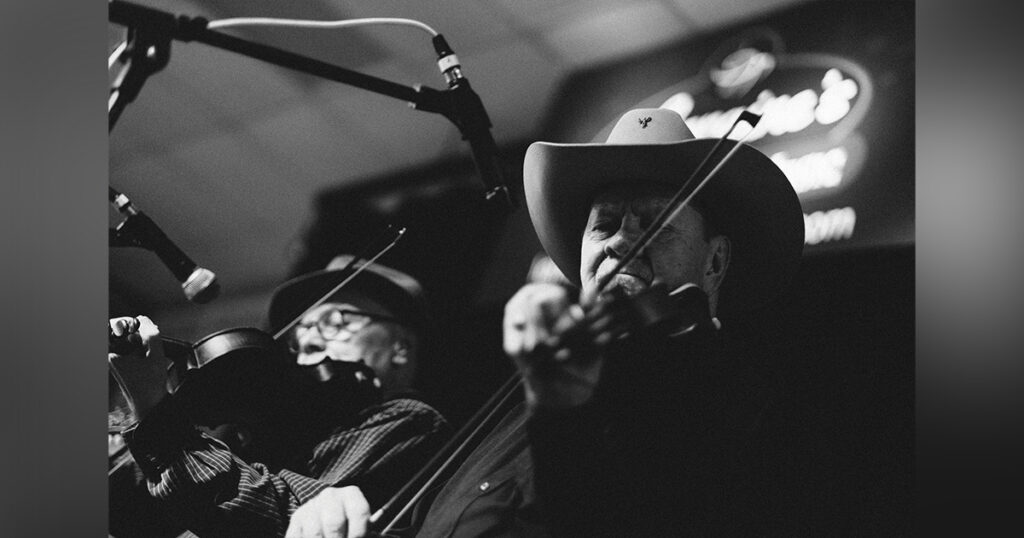 Jan Johansson with Bobby Hicks at Lorraine’s Coffee House in 2018. // Photo by Wilson Herlong